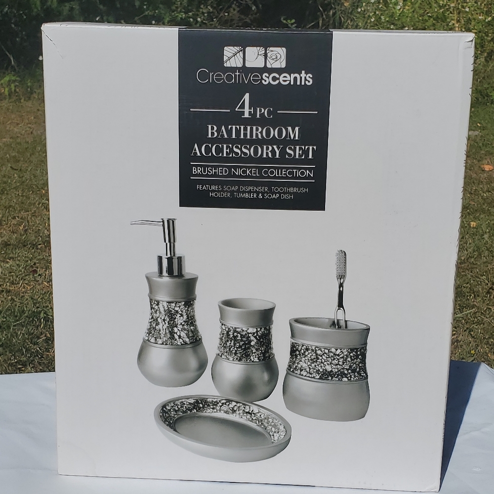 Bathroom accessory set